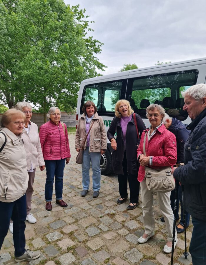 Die AWO-Gruppe vor dem Kleinbus bei einem Ausflug