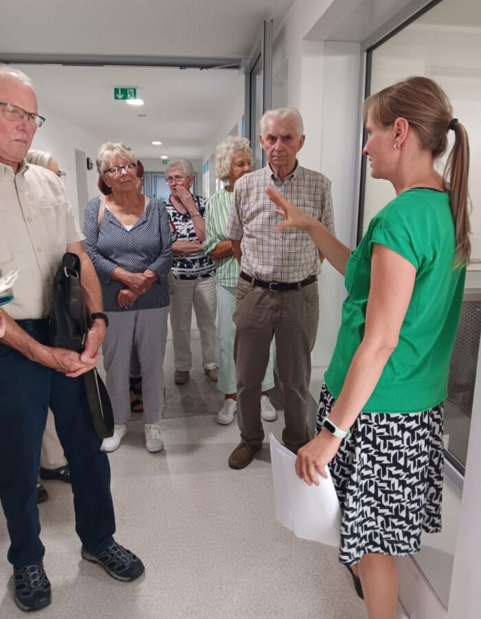 Die Gruppe hört bei einer Betriebsführung aufmerksam zu