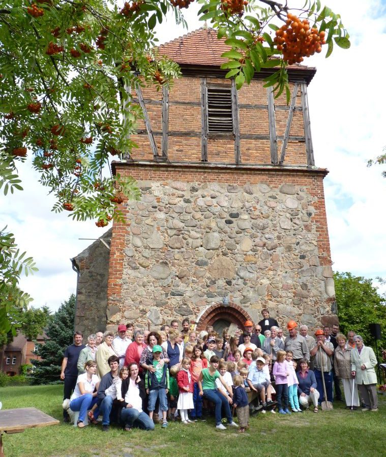 Großes Gruppenfoto vor dem Kirchturm beim Turmfest