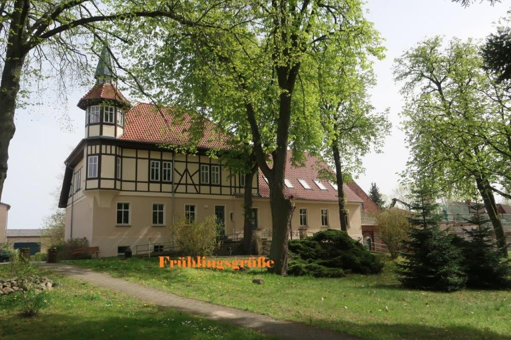 Das Hauptgebäude der Wohnstätte im Frühling