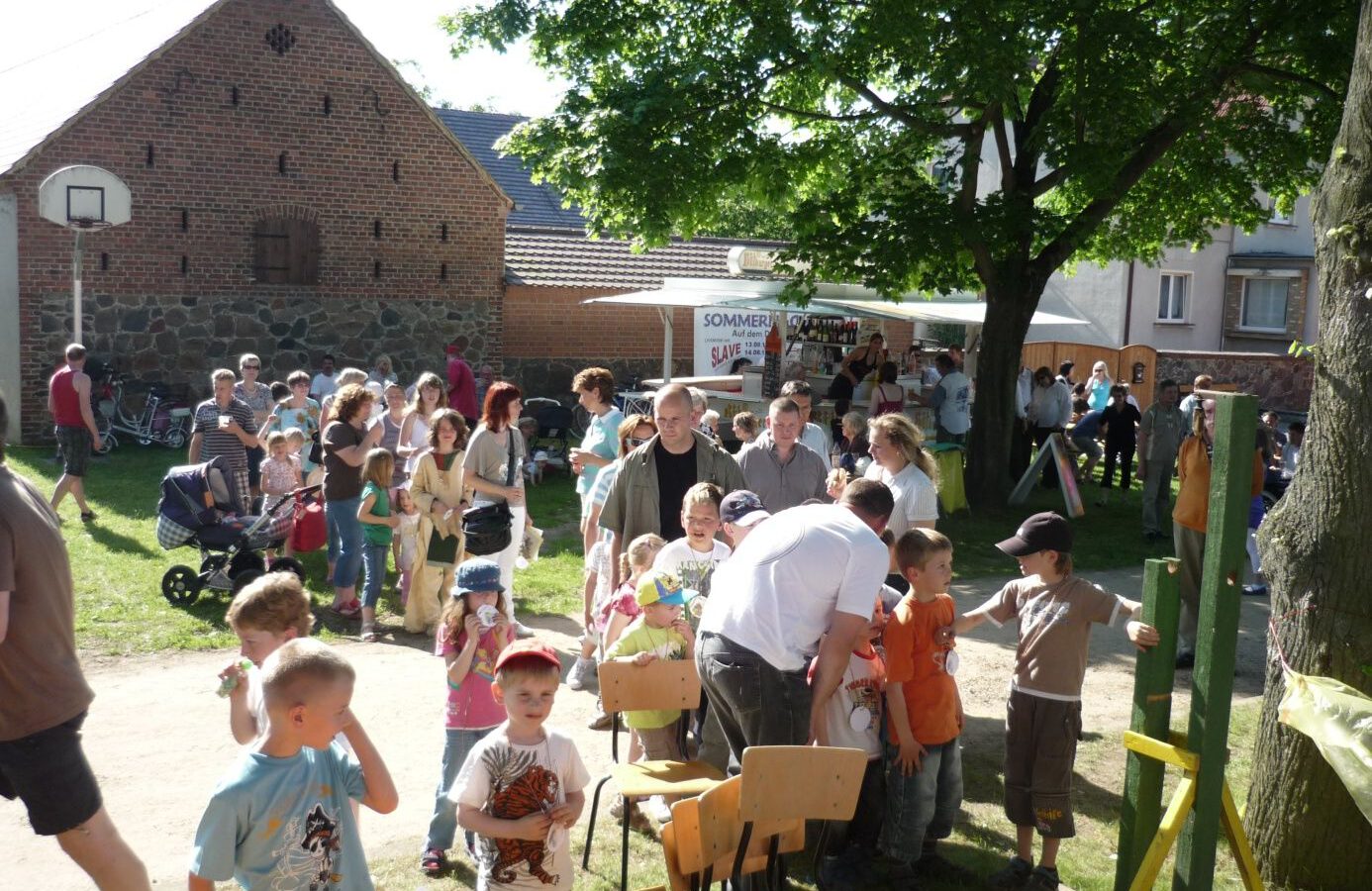Viele Kinder und Familien beim Kinderfest auf dem Dorfplatz