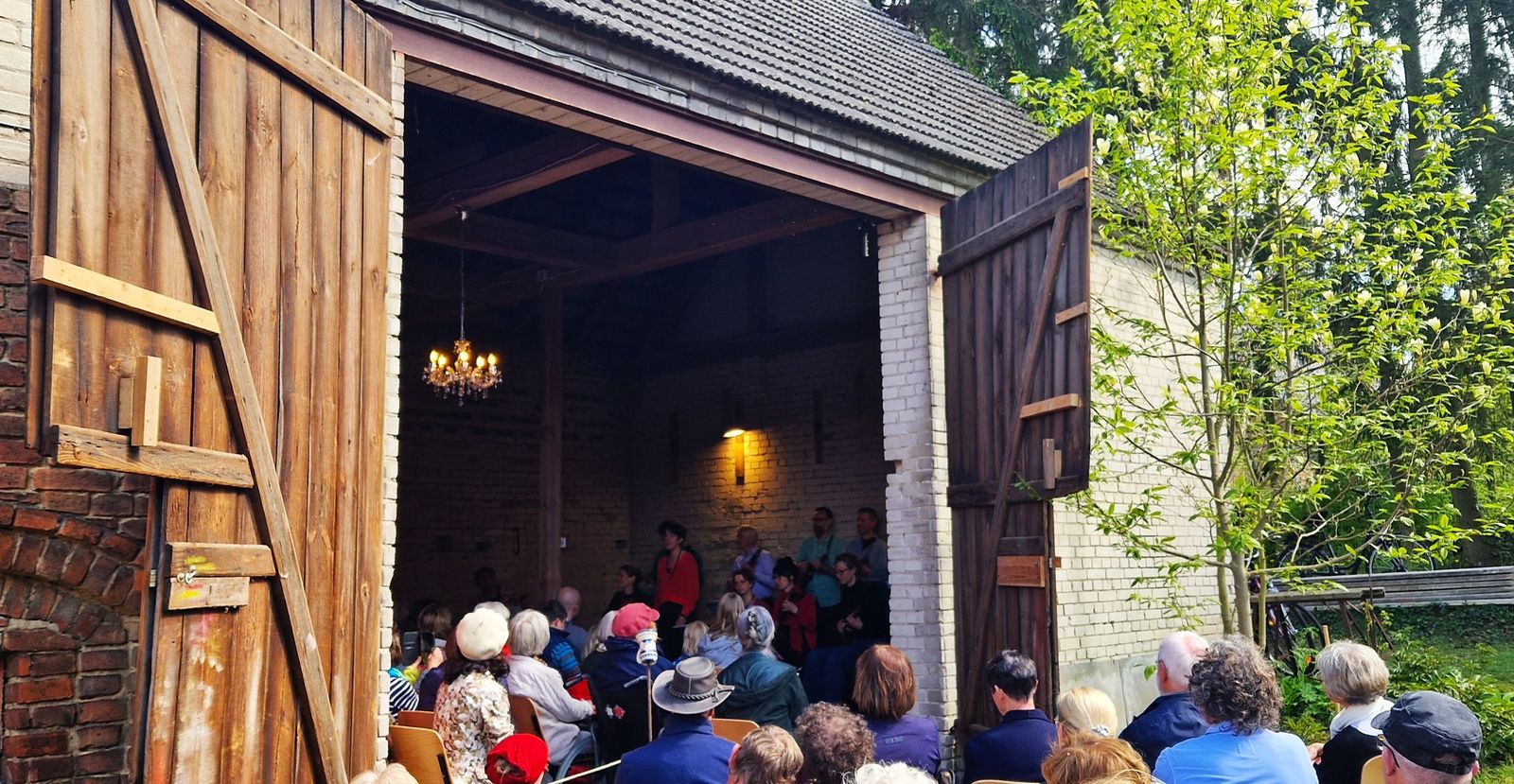 Konzert in der Kulturscheune: Publikum sitzt vor dem offenen Scheunentor