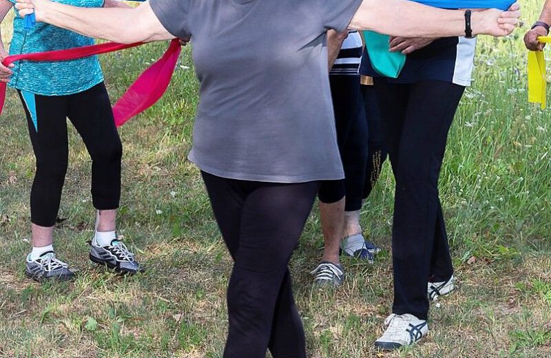 Übung mit dem Gymnastikband im Freien