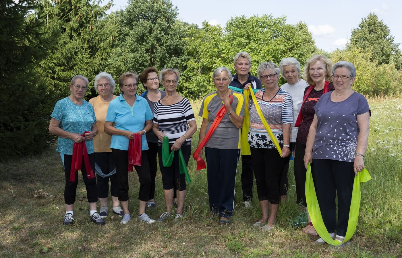 Gruppenfoto der Sporthummeln mit bunten Gymnastikbändern